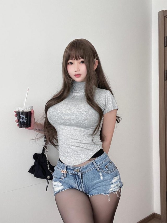 娇俏甜美的coser依酱：大胆展示其性感迷人的欧派COSPLAY-ACGAI艺图