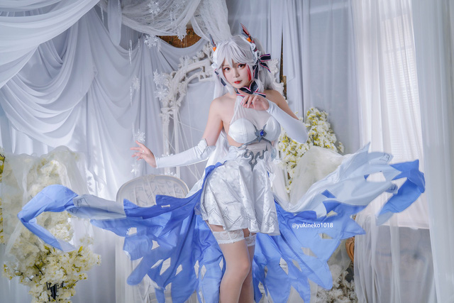 女 coser 在《碧蓝航线》 COS 欧根亲王，婀罗多姿俘获男人心-ACGAI艺图