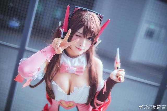 coser@只是简言在《守望先锋》中化身“小甜心”宋哈娜D.Va-ACGAI艺图